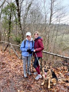 étudiantes de l'ESRP-IFMK en séance de marche nordique avec leur chien