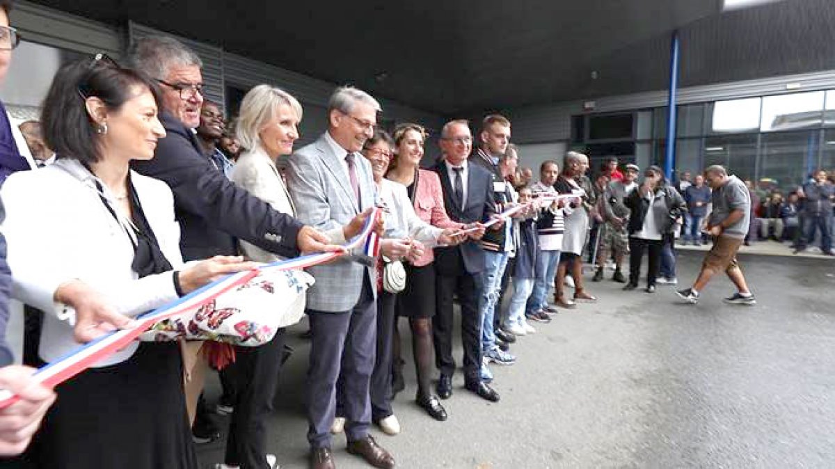 Coupé de ruban lors de l'inauguration de l'ESAT