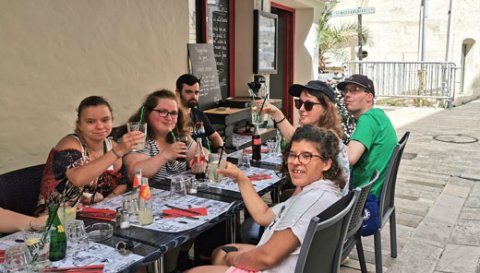 Un moment de détente au restaurant