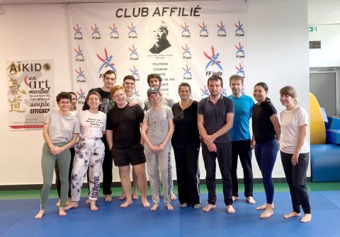 Un groupe d'étudiants de l'ESRP-IFMK à l'initiation judo